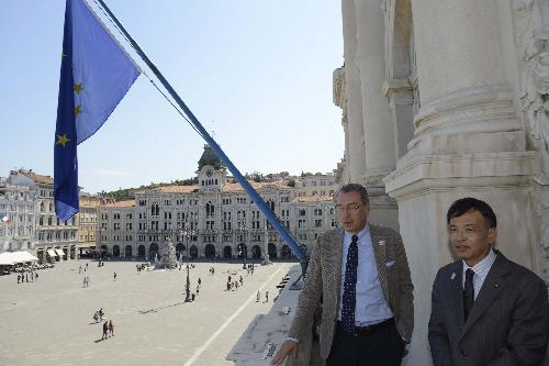 Sergio Bolzonello (Vicepresidente Regione FVG e assessore Attività produttive, Turismo e Cooperazione) con un delegato della Prefettura giapponese di Shizuoca in occasione della firma di un protocollo di collaborazione tra gli scali di Trieste e Shimizu - Trieste 25/08/2017